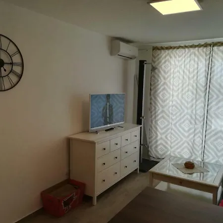 Juhart アパート ニン